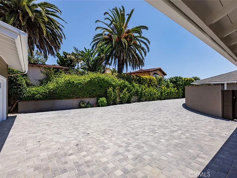 1840 Temple Hills Dr — Photo 59