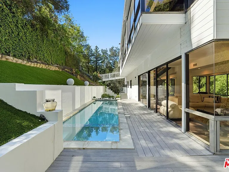 2350 Benedict Canyon Dr — Photo 36