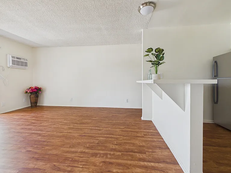 Sepulveda Manhattan Apartments — Photo 8