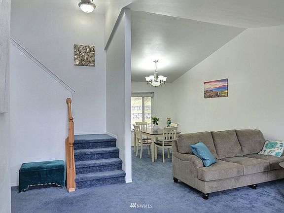 front entryway with vaulted ceilings >