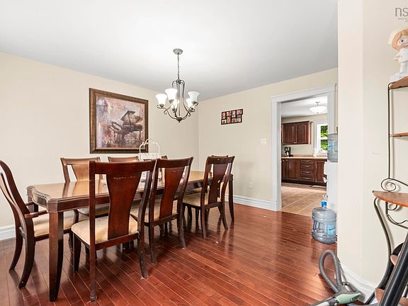 3rd image of 280 Daisywood Dr