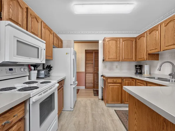 1229 Bernard Ave Unit 102, Kelowna, BC V1Y 6R3