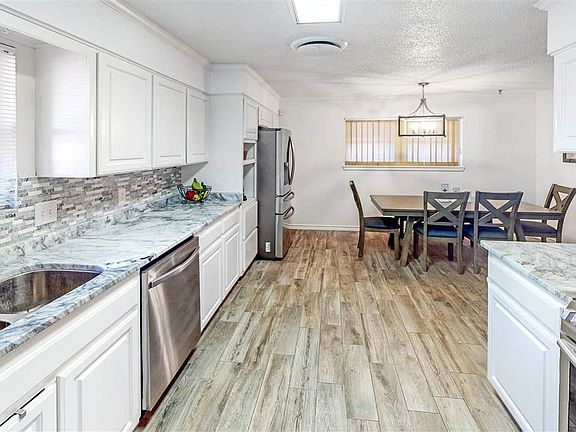 5th image of 409 W Silver Dr