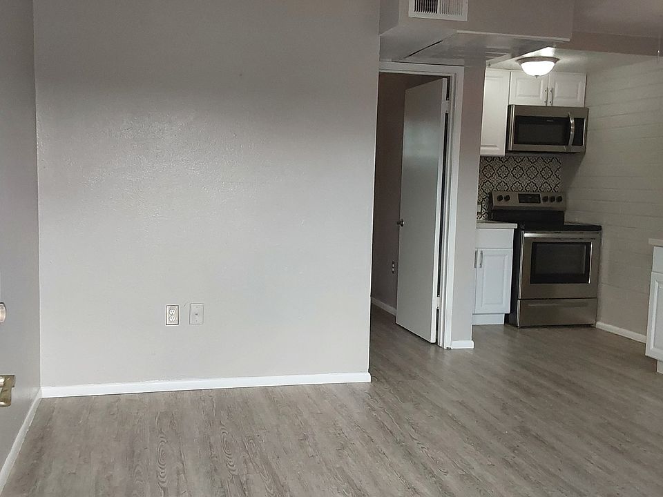 Open Floor Plan - Kitchen & Livingroom