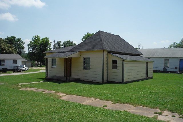 2nd image of 422 W 12th St