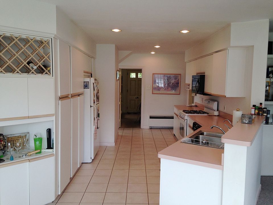1st image of 107 E Walnut St