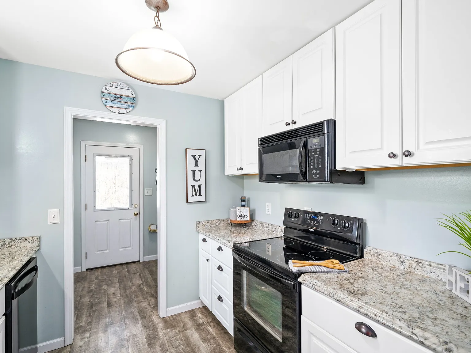 3 bed, 1.5 bath, 1076 sqft, $1,450 — Photo 4