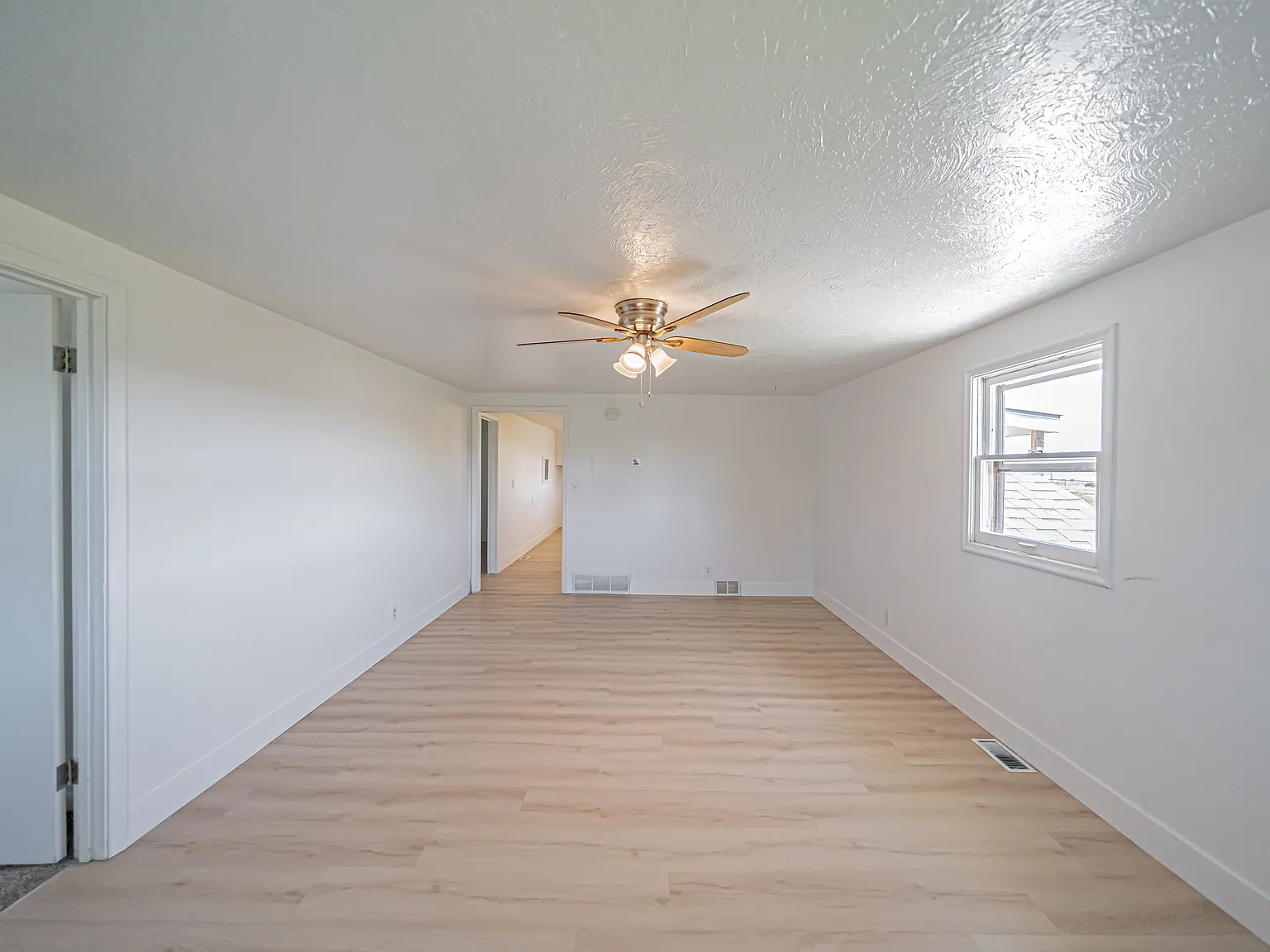 3 bed, 1200 sqft, $1,250 — Photo 4