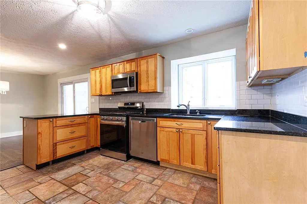 3 bed, 1.5 bath, 1215 sqft, $2,250 — Photo 2