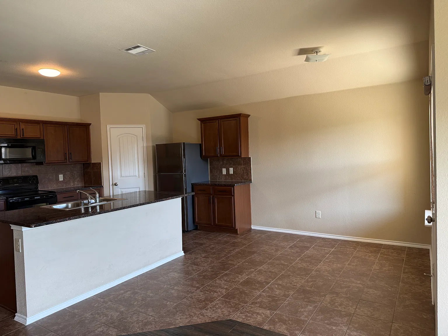 4 bed, 2490 sqft, $2,500 — Photo 3