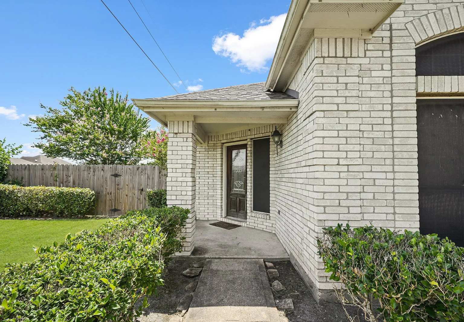 3 bed, 2.0 bath, 1841 sqft, $2,100 — Photo 2