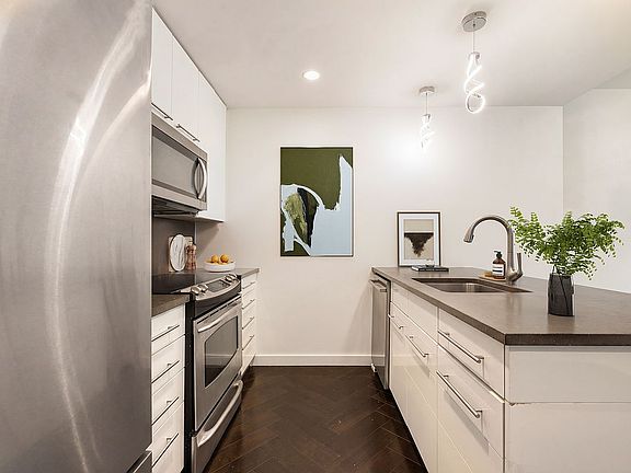 3rd image of 517 W 46th St APT 101