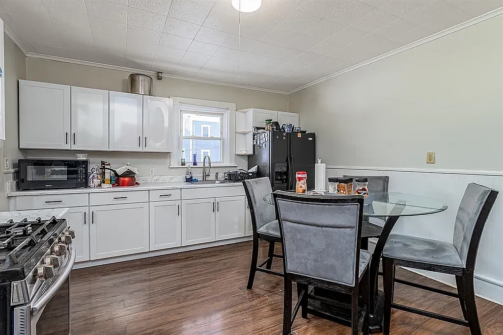 5 bed, $2,700 — Photo 2