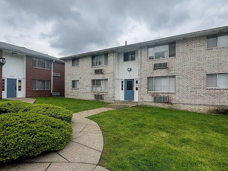2000 Woodlawn Ave NW — Photo 1