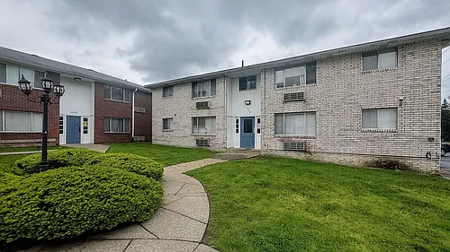 2000 Woodlawn Ave NW Photo 1
