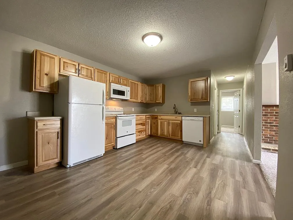 1717 Continental Dr — Photo 2