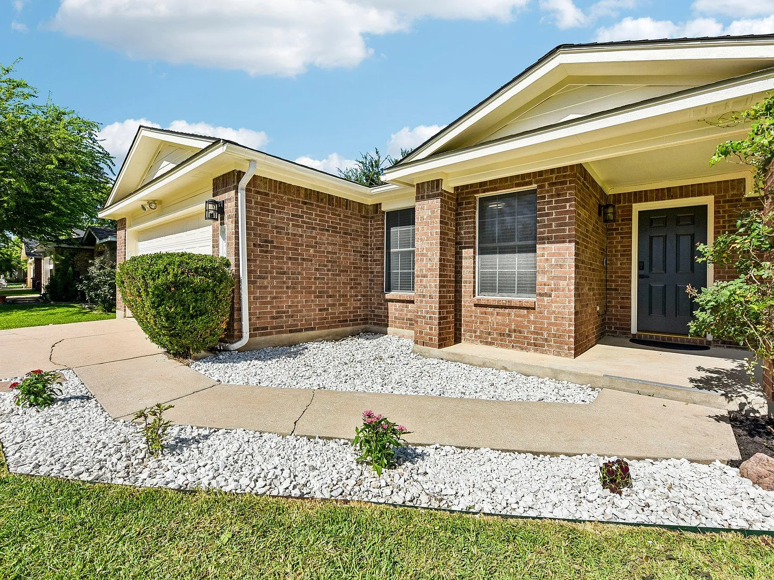 3 bed, 2.0 bath, 1752 sqft, $2,195 — Photo 1