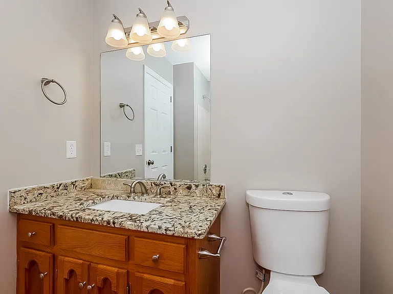 225 Richmond Dr — Photo 15