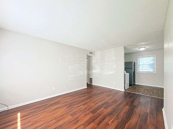 3rd image of 5112 Valiant Dr APT 2