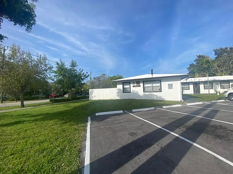 1409-1413 N Dixie Highway | 899 #1041-1045 — Photo 7