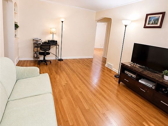 3rd image of 5753 W 46th St
