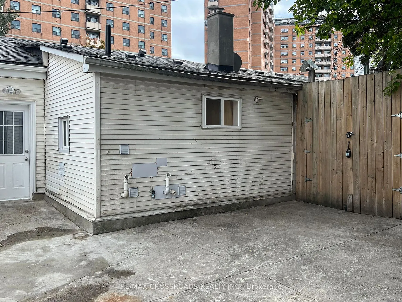 3 bed, $2,000 — Photo 1