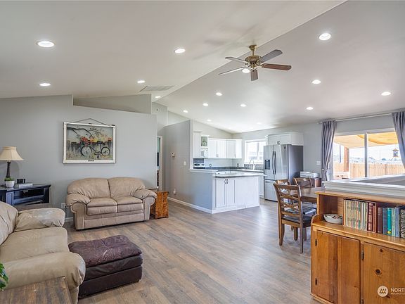 4th image of 2231 S Claremont Court