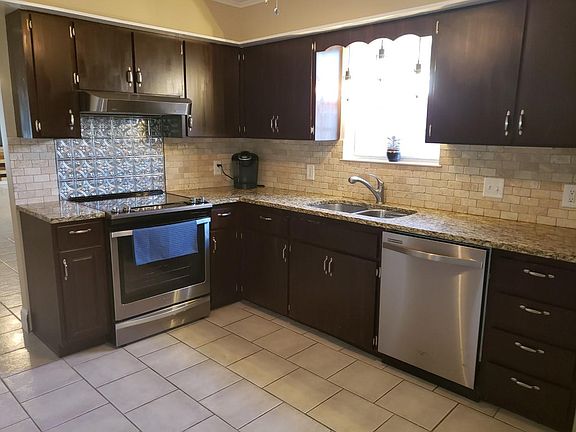 3rd image of 104 Newcastle Cir
