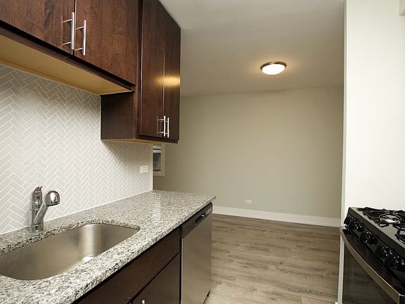 4th image of 530 W Surf St #D105