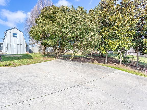 4th image of 1903 Clearview Dr