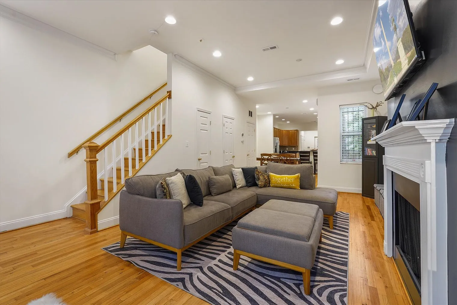 3 bed, 2.5 bath, 25833 sqft, $6,304 — Photo 1