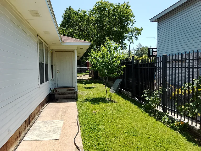 Townsend Dr — Photo 2