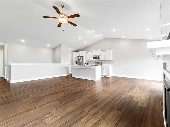 4th image of 305 NE Country Meadow Dr