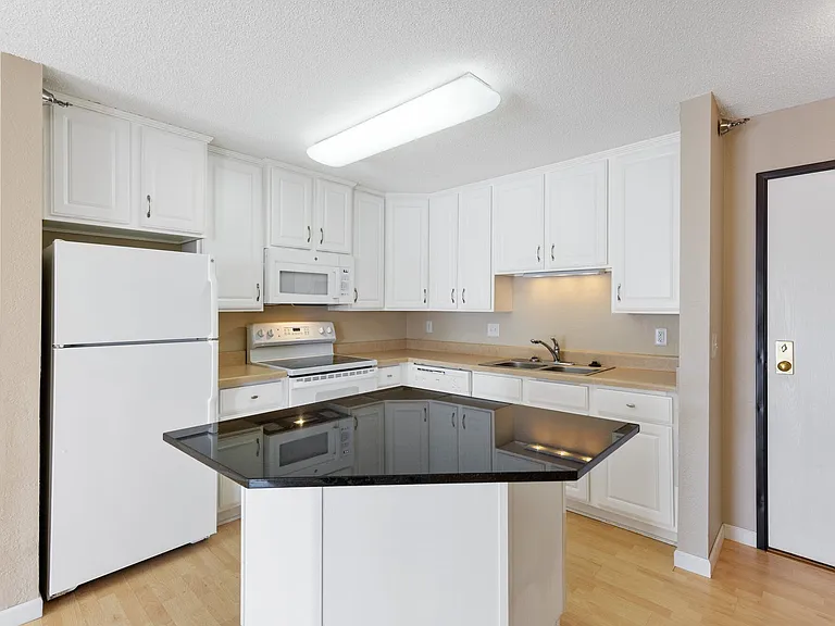 Sterling Ponds Apartments — Photo 7