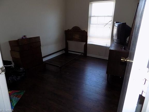 3rd image of 3318 Beck St