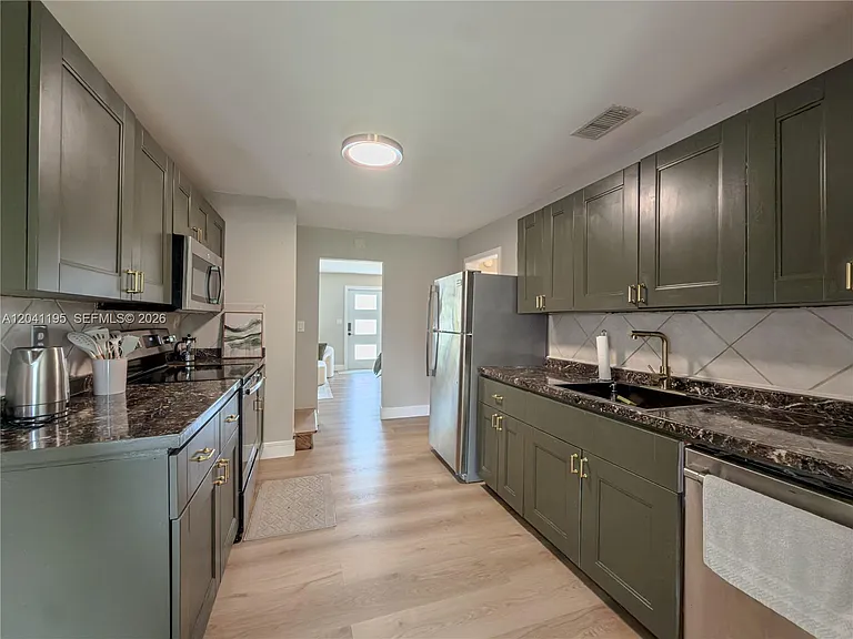 1813 SW 10th St — Photo 18
