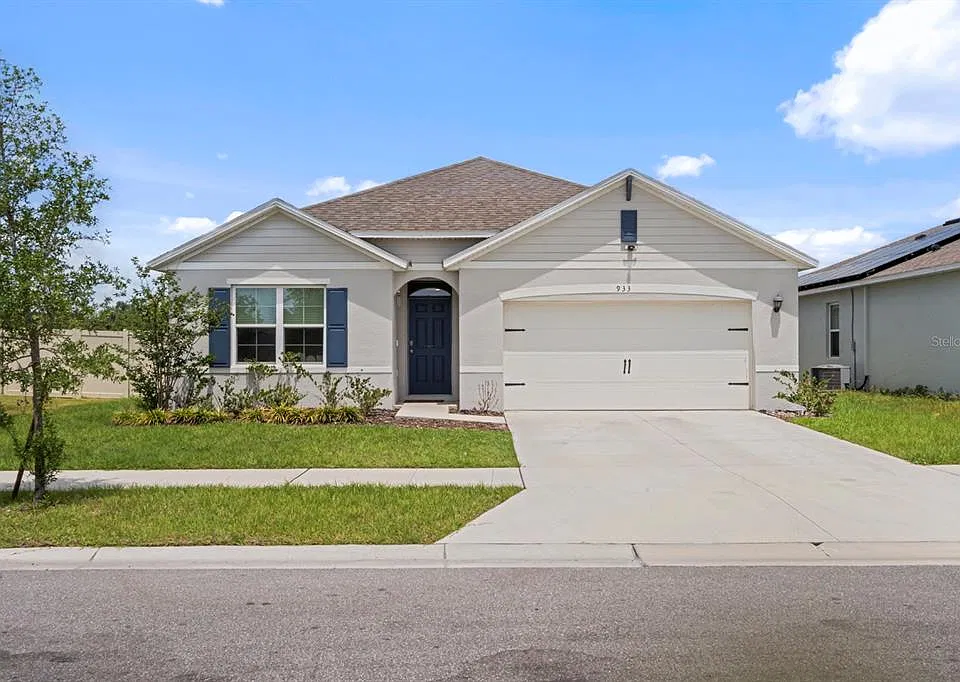 933 Ambleside Dr