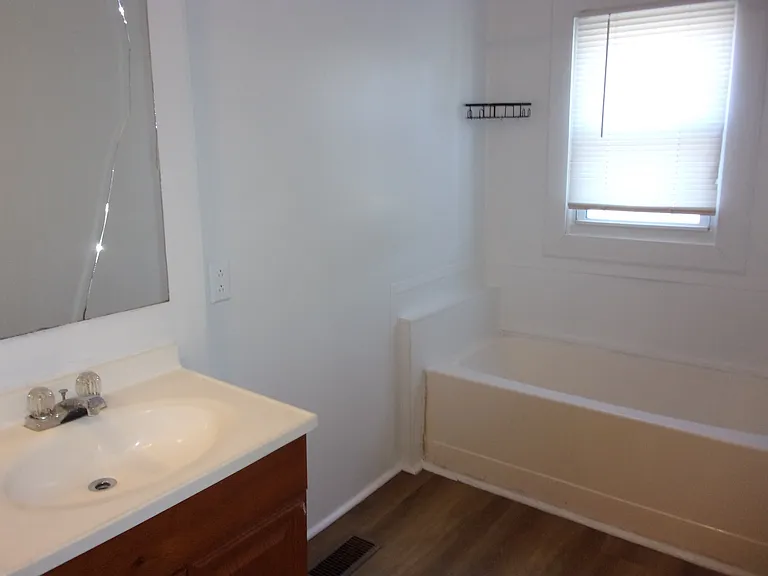 526 Leslie St — Photo 12
