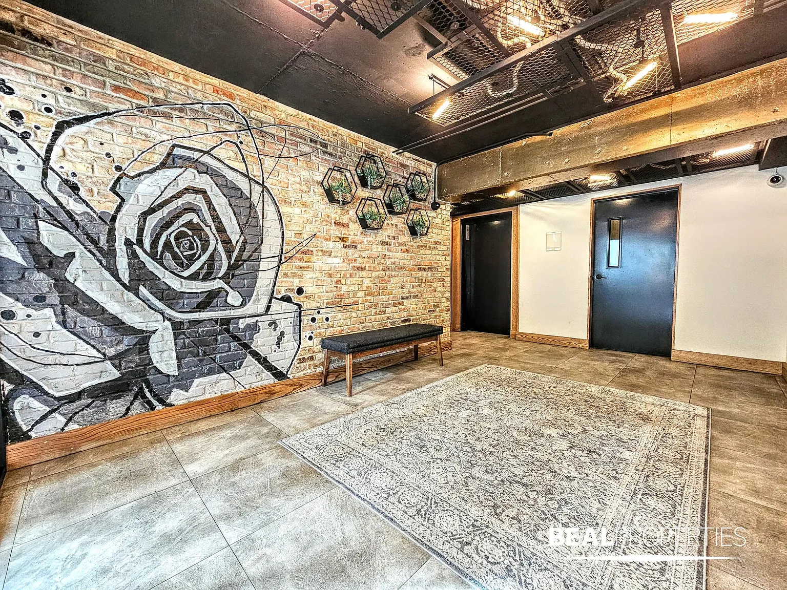 528 W Oakdale — Photo 2