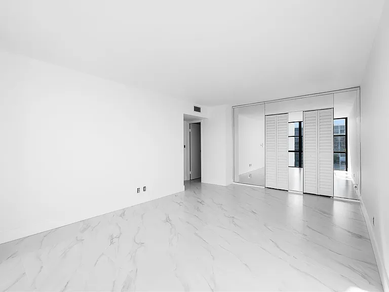 800 Parkview Dr #718 — Photo 13