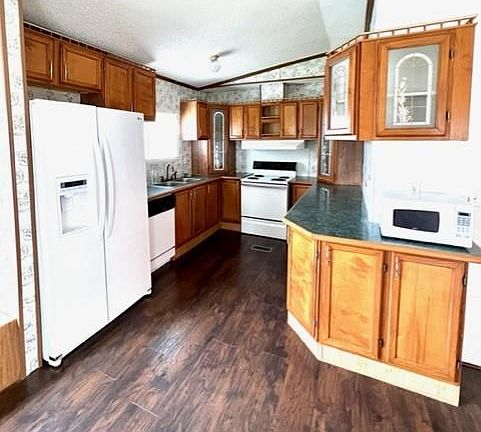 4th image of 165 N Avenue L
