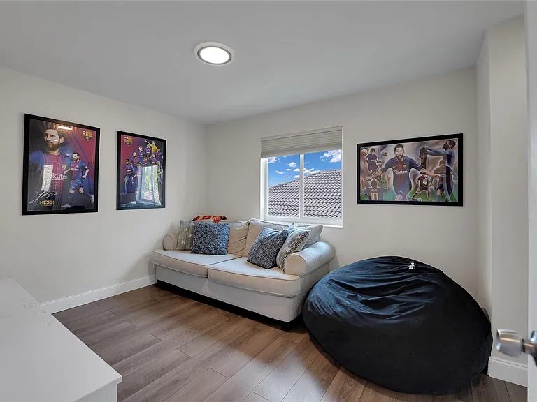 1070 Bluewood Ter — Photo 42