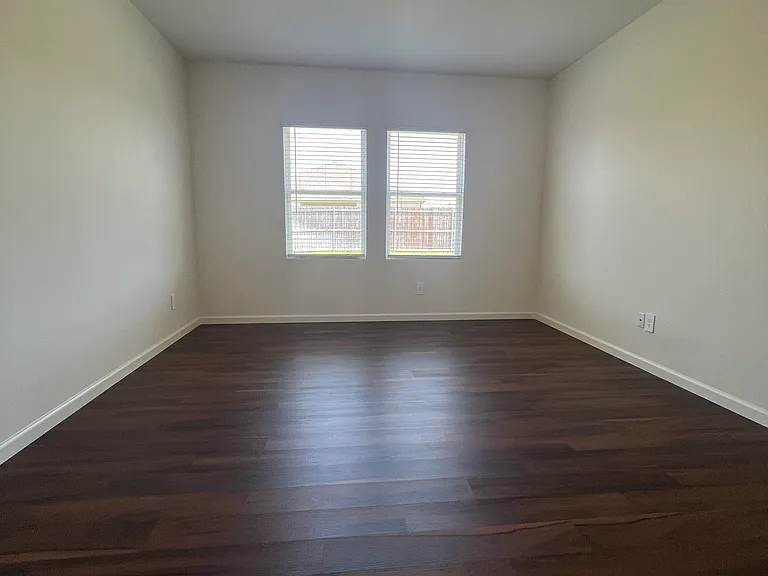 711 Camden Dr — Photo 6