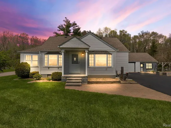 33326 Willow Rd, New Boston, MI 48164