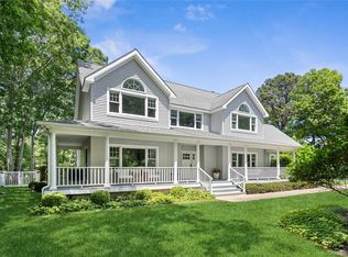 11 Stuart Ct, Hampton Bays, NY 11946