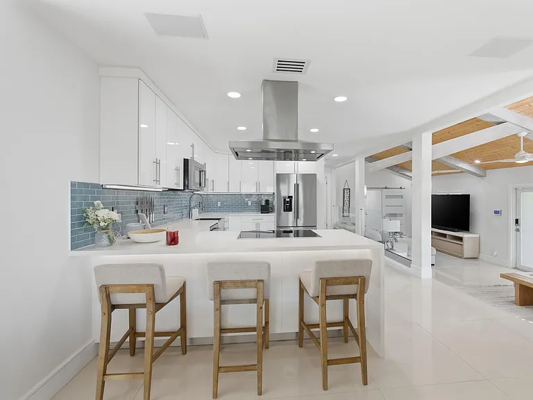 2210 NE 3rd Ave — Photo 45