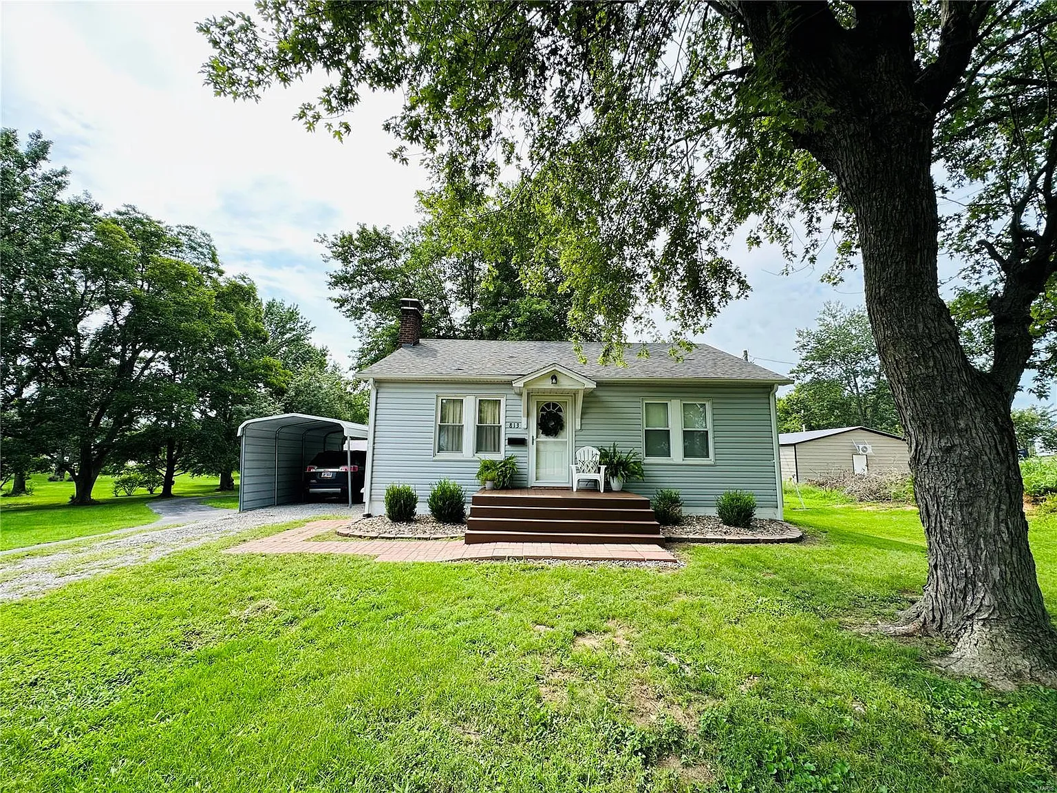 813 E Broadway photo 1