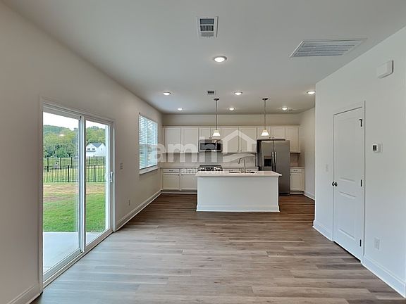 5th image of 304 Sharpe Ct