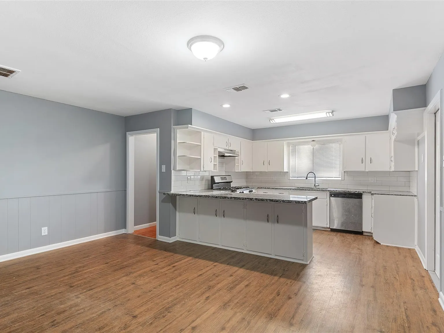 3 bed, 1.0 bath, 1542 sqft, $1,600 — Photo 3