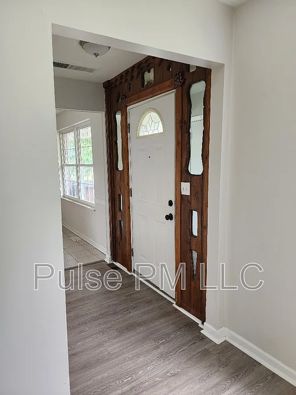 4 bed, 1.5 bath, 1800 sqft, $2,000 — Photo 2